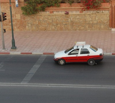سيارات الأجرة الصغيرة بمدينة العيون يسيؤون استخدام الثقة